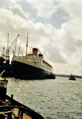 RMS Queen Elizabeth just before sailing.