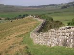 800px-Hadrian's_wall_at_Greenhead_Lough